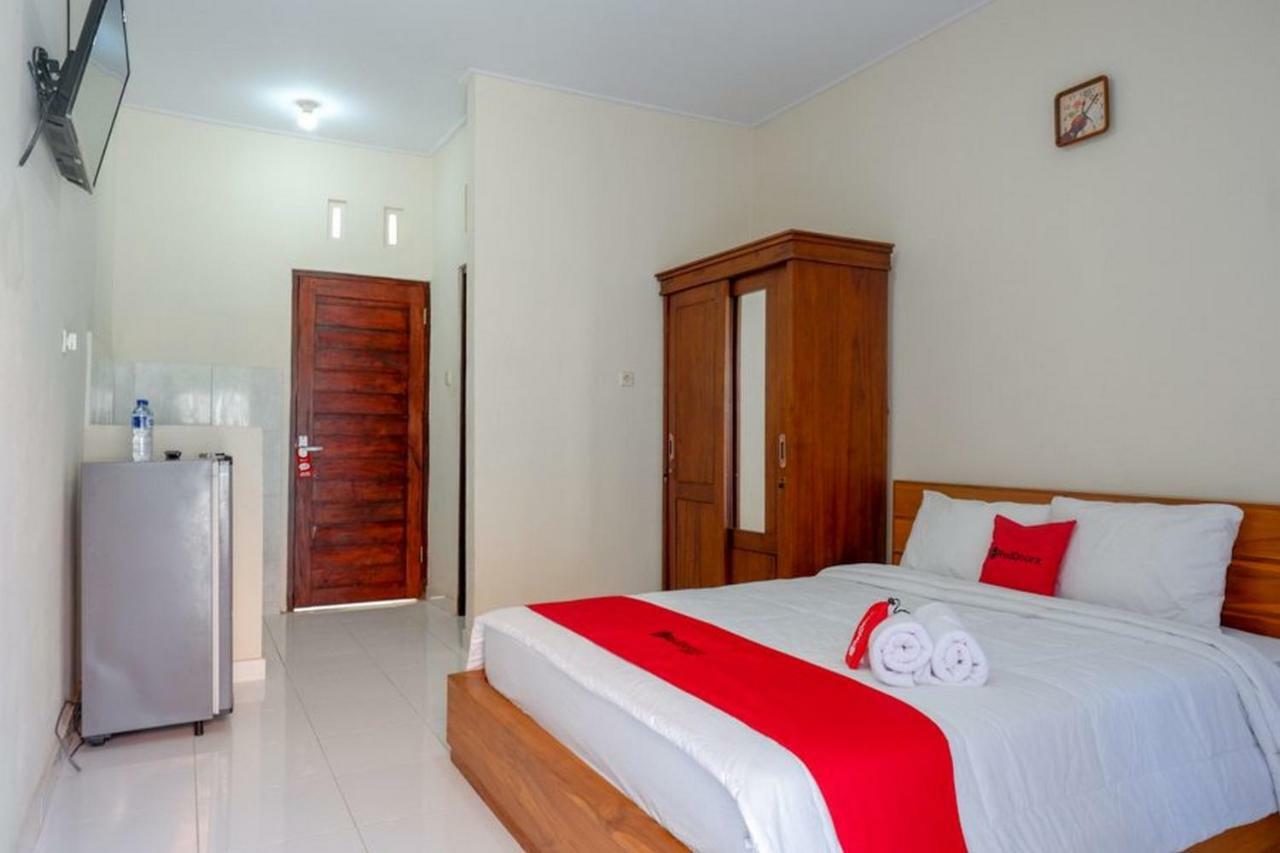 RedDoorz near Mertasari Beach Denpasar  Ruang foto